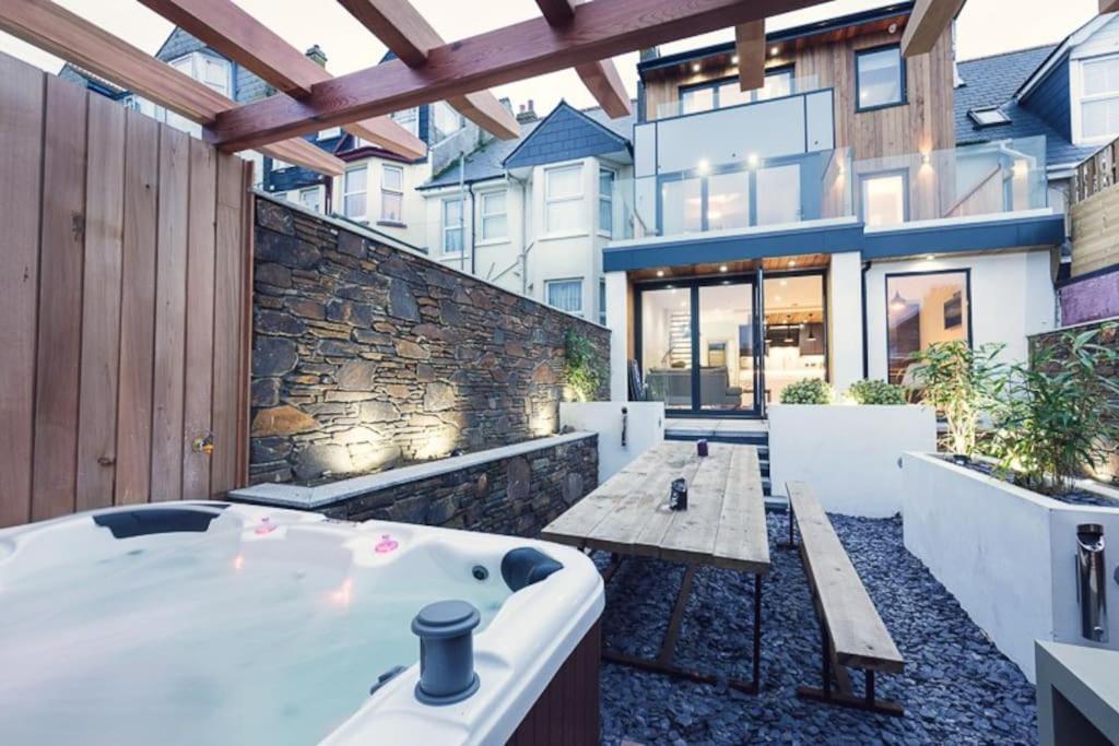 George24 - Spectacular, 5 Minutes To The Beach New Quay Extérieur photo